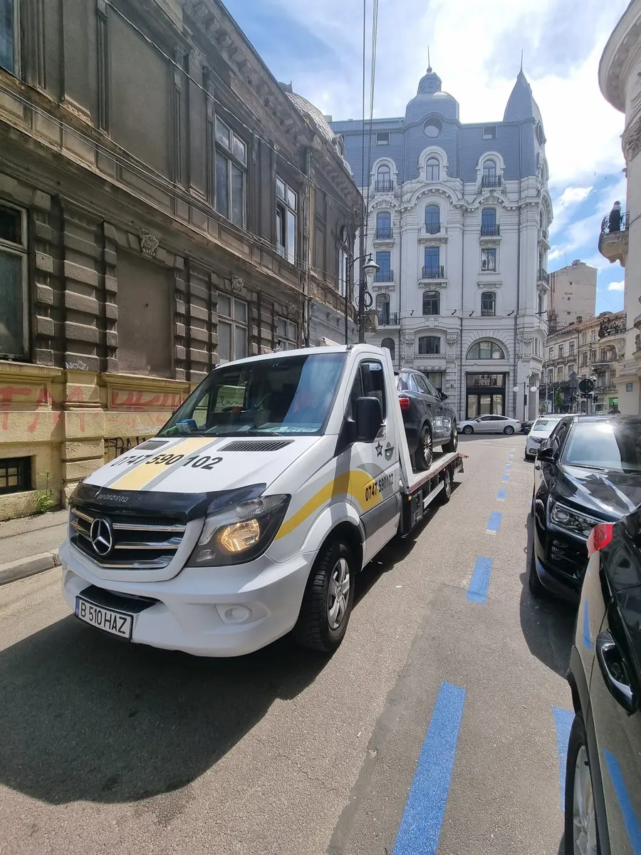 Platforma Tractări Auto 1 fotografiată din față pe o stradă